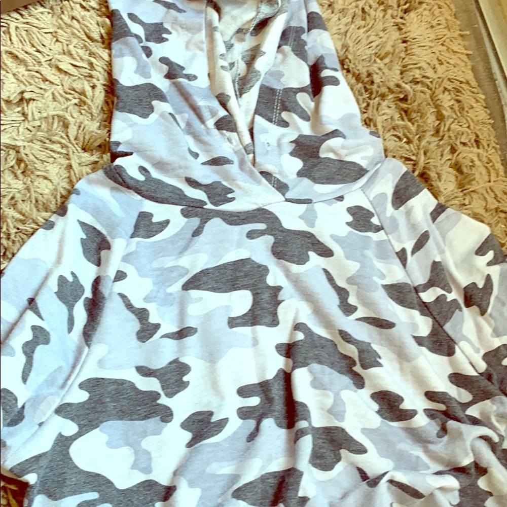 A camo sweatshirt crop top!